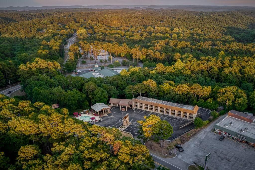 Stonegate Lodge King Bed Wifi 50 Roku Tv Salt Water Pool Room #104 Eureka Springs Εξωτερικό φωτογραφία